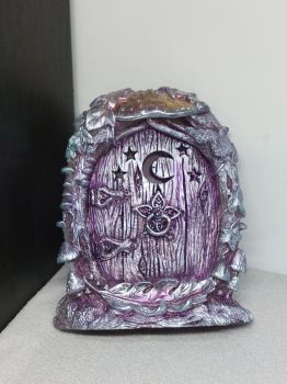 L Moon Forest Fairy Door Ornament &ndash; Ready to Go &amp; Custom Made &ndash; 15.5 cm &ndash; Ornaments for the Garden / Glasshouse &ndash; Fairy Village Colors &ndash; Hand Made with resin, mica powder &amp; magic
&ndash; Ready to Go
&ndash; Custom made
🌟🍄 Allow for some slight color difference.
&nbsp;
&nbsp;