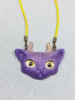 Faun &ndash; Ready 2 Ship Necklace Real Glass Eyes &ndash; Devil Satan Kitten Kitty Cat Lucifer nip Halloween Jewelry Mad resin
(size of the charm: 4,7cm (L) x 6cm (W) x 1,5cm (H))
Made with resin, resin dye and Mica powder along with a silk cord and finished with coil ends and a clasp.
🌟 Notes:
&ndash; Please allow for some slight color difference.