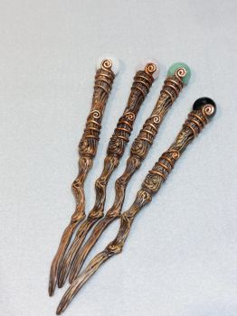 Magical CRYSYAL WANDS 25cm: Rose Quartz, Green Aventurine, Black Obsidian or Aura Quartz with black pouch - Ready 2 Go - B&acirc;ton Enchanted Staff
These mystical wands are perfect for your witch or wizard collection!&nbsp;
Invite positivity and clarity into your spiritual journey with this energy clearing magic wand.&nbsp;
Featuring a beautiful magic wand design, perfect for energy work and intention setting.&nbsp;
Packaged with a storage pouch in a box ready for gifting.&nbsp;
🌟 Cast in the finest resin before being lovingly hand-painted.&nbsp;
🌟 They are about 25cm length.
Please note that the wands are not toys and should be handled with care.
~~&gt; Options available:
🌟 Rose Quartz, Green Aventurine, Black Obsidian or Aura Quartz
or
🌟 All 4x Wands (Style 1)