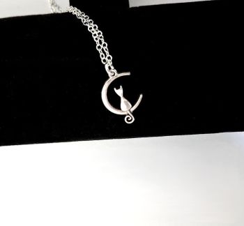 Gorgeous polished silver tone pendant, which has a cat sitting on a moon (the pendant is approx. 1.9cm/0.75in in length). It is suspended from a silver plated chain (approx. 45.7cm/18ins in length, plus extension chain.. approx. 5cm/2ins in length). Perfect for cat lovers... It arrives in a pretty organza bag, and has free shipping!