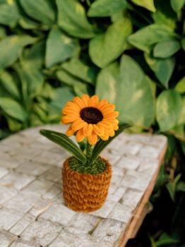 Handmade Pipe Cleaner Sunflowers- Finished Flower Products- Suitable for home decorations or as a gift.- The price is for 1 sunflower.- Height is approximately 15-20 cm.