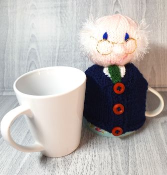 This handknitted teapot cosy is an adorable representation of the retired Michael D Higgins himself.
My teapot cosies are available in either navy blue or grey options. The cosies have Michael's blue eyes, and his distinguishable golden eye glasses and fuzzy hair. There is also the option of a green or red tie as chosen.&nbsp;
He will be ready for delivery in the&nbsp;New Year January 2026.