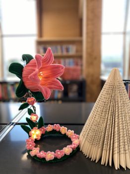 Details &amp; Care
Size: 25 cm
Handmade pipe cleaner (chenille stem) flower
Warm white LED light (low heat, safe to use)
Lightweight and easy to place anywhere
Perfect for room decor, nightstands, or gift giving
Gently dust with a dry cloth; keep away from moisture