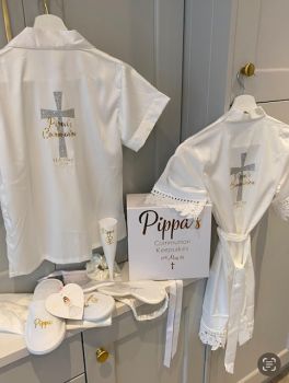 Personalised Girls Satin Communion Pjs - Full Set - Silver Cross Design
This package includes the full set.
Pjs, Robe, GiftBox, Slippers, flute, Keepsake Wooden Heart, Eye Mask Set (mask, scrunchie, pouch) and hanger. (everything from the picture)
Please note these will not be in stock until Janunary 26
The back is personalised with a glitter cross with childs name and communion date in a choice of colour font with the front also personalised.&nbsp; &nbsp;Eye Mask set is personalised in silver as per picture.
Available in age 7 to 14