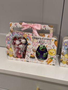 Personalised Easter Egg &amp; Cup Holder
Comes complete with a medium Cadburys Easter Egg and a 12oz cup filled with assorted sweets, personalised with a name.&nbsp;&nbsp;