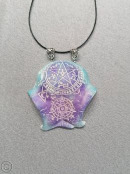 Corvid Bird Raven/Crow Skull NECKLACE PENDANT with Pentacle Occult Symbology Engraved - Ready 2 go &amp; CustomMade - Fake taxidermy, Witchcraft
👻 Available as:&nbsp;
- Ready to Go&nbsp;
or
- Custom Made Necklace/Brooch
👻 Each piece is unique and certainly an extraordinary gift idea!
👻 If Custom Made: choose which color would you like it made with from the last picture (choose from necklace or brooch).
👻 Size of a full skull: TBC cm 👻
Is not a real bird skull, is fake taxidermy, 100% vegan.