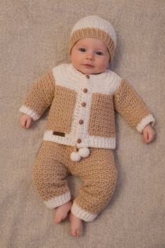 Crocheted 3 piece baby set in neutral colour
Age:0-3 months&nbsp;
&nbsp;