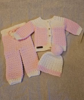 Crocheted 3 piece baby set in white and pink
Age: 0-3 months&nbsp;