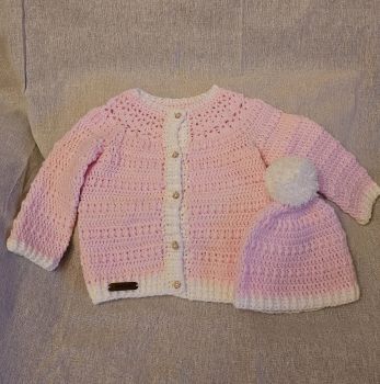 Crocheted 2 piece baby set in white and pink
Age:3-6 months&nbsp;