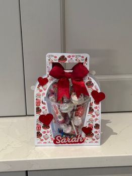 Valentines Day Personalised Filled Sweet Cup
12oz filled cup in a personalised carrier, giftwrapped in cellophane with a choice of sweet filling.
Choose from swizzels sweets, Malteasers &amp; Marhmallows or Rolo's &amp; Marshmallows.
Choice of 2 designs.