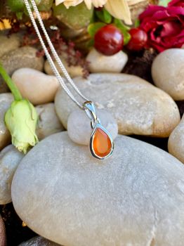 Faceted Genuine Carnelian Sterling Silver Necklace&nbsp;
Metal: Sterling Silver&nbsp;
Gem: Carnelian
Stone Size: 7mm x 5mm&nbsp;