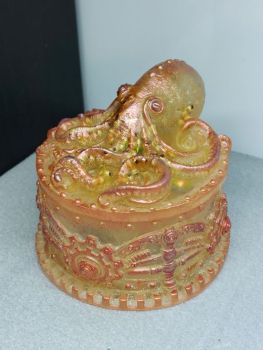 Steampunk Octopus trinkex Box - Ready 2 Ship or Custom Made - Detailed nautical boxtopus tentacles fantasy magic vintage victoran steampunk
Made from the finest resin and hand-painted with amazing mica powders and acrylics.
Boxtopus is a steam punk themed box, featuring an octopus on the lid with excellent detailing, along with gears and cogs.&nbsp;Steampunk-style, Victorian Art
Size:&nbsp;9x10 cm /&nbsp;Inside: 4x7,5 cm
🌟 Available as:&nbsp;Ready to Go &amp;&nbsp;Custom Made&nbsp;
🌟 Please allow for some color difference