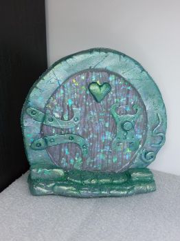 M Fairy Door with Heart - 9.5cm
Made with resin, polyurethane dye, mica powders and acrylic paint.
🍄 This magical Fairy door is ideal for anyone who wants to let a little magic into their home. Set in the trunk of a tree, and topped with a toadstool, this door has a large knocker, allowing Fairies and other magical creatures to make their presence known!&nbsp;
Would look beautiful against any wall or skirting board.
🍄 Available as: Custom Made or Ready to go (as seen on the pictures)&nbsp;
✨ Alow for some color difference