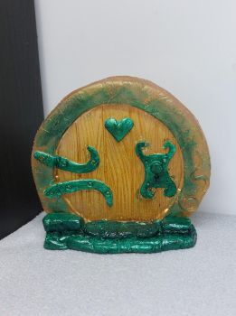 M Fairy Door with Heart - 9.5cm
Made with resin, polyurethane dye, mica powders and acrylic paint.
🍄 This magical Fairy door is ideal for anyone who wants to let a little magic into their home. Set in the trunk of a tree, and topped with a toadstool, this door has a large knocker, allowing Fairies and other magical creatures to make their presence known!&nbsp;
Would look beautiful against any wall or skirting board.
🍄 Available as: Custom Made or Ready to go (as seen on the pictures)&nbsp;
✨ Alow for some color difference