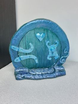 M Fairy Door with Heart - 9.5cm
Made with resin, polyurethane dye, mica powders and acrylic paint.
🍄 This magical Fairy door is ideal for anyone who wants to let a little magic into their home. Set in the trunk of a tree, and topped with a toadstool, this door has a large knocker, allowing Fairies and other magical creatures to make their presence known!&nbsp;
Would look beautiful against any wall or skirting board.
🍄 Available as: Custom Made or Ready to go (as seen on the pictures)&nbsp;
✨ Alow for some color difference