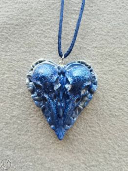 Lovebirds Raven Skull Heart Cameo Cabochon&nbsp;&ndash; Ready to Ship Necklace
🌟 Size of the charm: 6,2cm (L) x 3,7cm (W) x 1,8cm (H)
🌟 Made with resin, resin dye and Mica powder along with a silk cord and finished with coil ends and a clasp.
🌟 Note, allow for some slight color difference.