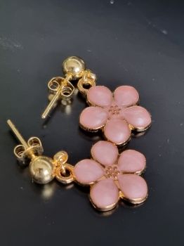 gold pin with flower