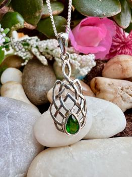Chrome Diopside Celtic Knot Sterling Silver Necklace
Metal: Sterling Silver
Gem: Chrome Diopside
Pendant Size: 30mm x 11mm
Birthstone: May