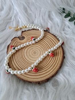 Beautiful pearl choker with strawberry pendants.
Important to take of before bedtime and showers.