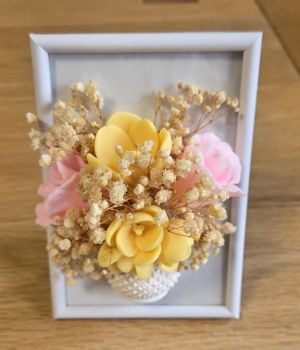 Handmade scented soap flowers in a photo frame
Size of frame 10cm/14 cm
White pot is handmade as well
&nbsp;