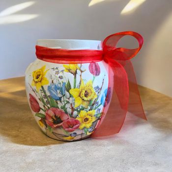 Large glass Vase&nbsp;
Beutifulle large glass vase
Size 1700 ml.
Can be used for candle holder, tealight holder, sweet storage....
Hand painded and hand decorated with decoupage techniques&nbsp;