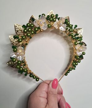 Handmade gold hairband made with green beads,embalished with flowers and gold leaves.
One size fits all.