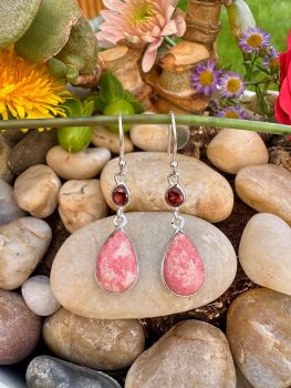 Hand made Pink Thulite &amp; Garnet Sterling Silver Earrings
Metal: Sterling Silver
Gem: Pink&nbsp;Thulite,&nbsp;Garnet
Earrings Size: 43mm x 10mm