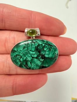 Malachite clears and activates the charkas and attunes to spiritual guidance. It opens the heart to unconditional love. Encourages risk-taking and change, breaks unwanted ties and outworn patterns, and teaches how to take responsibility for one&rsquo;s actions, thoughts and feelings.