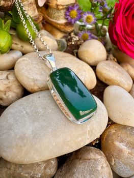 High Polished&nbsp;Green Aventurine bezel set in Sterling&nbsp;Silver Necklace
Metal: Sterling Silver
Gem: Green Aventurine Cabochon
Stone size: 23.5mm x 11.5mm