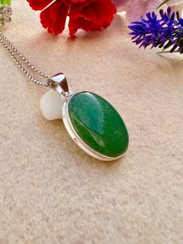 High Polished Oval Green Aventurine bezel set Sterling Silver Necklace
Metal: Sterling Silver
Gem: Genuine Green Aventurine
Stone size: 30mm x 20mm