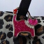 Handbag hooks are a functional accessory and very easy to use.
Perfect to keep your bag off the floor and allows you keep your bag in view at all times.
&nbsp;It can also be hung on your bag as a decoration.