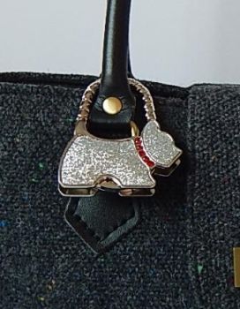 Handbag hooks are a functional accessory and very easy to use.
Perfect to keep your bag off the floor and allows you keep your bag in view at all times.
It can also be hung on your bag as a decoration.
&nbsp;
&nbsp;