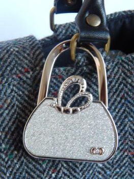 Handbag hooks are a functional accessory and very easy to use.
Perfect to keep your bag off the floor and allows you keep your bag in view at all times.
It can also be hung on your bag as a decoration.
&nbsp;