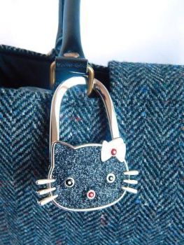 Handbag hooks are a functional accessory and very easy to use.
Perfect to keep your bag off the floor and allows you keep your bag in view at all times.
It can also be hung on your bag as a decoration.
Black cat &nbsp;handbag hook.