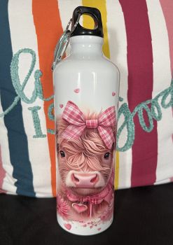 &nbsp;
&nbsp;
Stay cool in style with this 800ml stainless steel water bottle featuring a pretty pink Highland cow design. Includes a secure screw-top lid and carabiner clip&mdash;perfect for everyday adventures.
&nbsp;