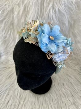 Handmade hairband,embalished with flowers and gold leaves.
One size fits all.