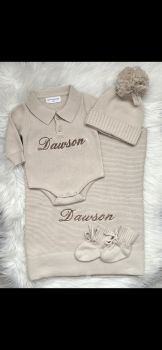 4 piece cosy knit baby set includes&nbsp; collar romper , solid edge blanket , booties and pom hat .
Name is embroidered on romper and blanket&nbsp;
