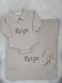 3 piece cosy knit baby set includes&nbsp; collar romper , solid edge blanket , and booties .
Name is embroidered on romper and blanket&nbsp;
