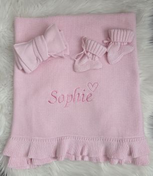 Our 3 piece cosy knit set includes frill edge blanket, headband and booties&nbsp;
Name is embroidered onto blanket&nbsp;