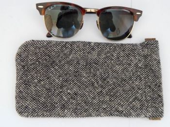 DONEGAL TWEED GLASSES POUCH. 
&nbsp; &nbsp; &nbsp; &nbsp;HANDMADE IN IRELAND.