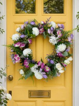 If you love colour, but want to keep it soft&hellip; 💛
&nbsp;
Soft Lilac &amp; Blush Wreath 🌸
&nbsp;
A gentle mix of lilac, blush and white florals, designed to bring a fresh, summery feel to your front door without overpowering it.
&nbsp;
Handmade and one of a kind.
&nbsp;
50cm diameter&nbsp;
&nbsp;
&nbsp;