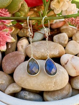 Pear cut Labradorite bezel set in Silver Chain Earrings
Metal: Sterling Silver
Gem: Labradorite
Stone Size: 14mm x 10mm
Earrings Height: 50mm