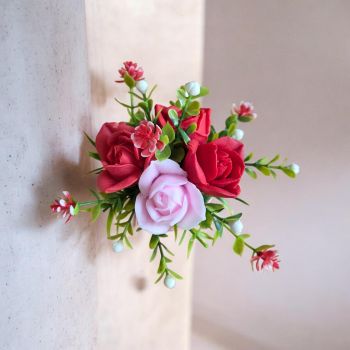 🌸 Handmade Scented Soap Flower Bouquet 🌸
A stunning arrangement in elegant shades of red, carefully handcrafted to create a gift that&rsquo;s both beautiful and long-lasting.
💙 Delicately scented soap flowers
💙 Stylish and unique design
💙&nbsp; Tag option available
Add a personal touch with a tag that reads:
✨ &ldquo;Thank you for helping me grow&rdquo; ✨
🎁 The perfect gift for teachers, mentors, or anyone you appreciate.