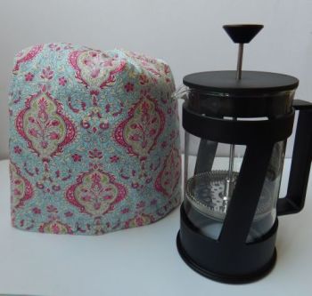 Keep your coffee warm with our cafetiere/french press cosy.
The cosy fits a standard 8 cup cafetiere 12" x 7" high / 31cms x 18cms high.
Matching tea cosy available.