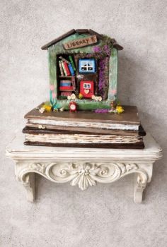 Handmade tiny library painted with acrylic colours and varnish!
18/17/10 cm!