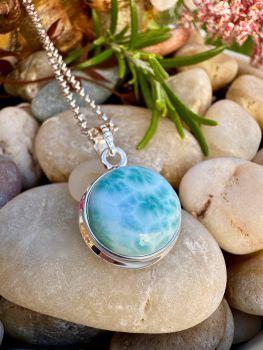 Larimar is an earth-healing stone. It connects with nature and will counteract inbalances in the earth&rsquo;s energy.
Larimar helps to heal and tone the throat. By opening up the throat chakra, it promotes self-confidence and encourages us to express our deepest truths and fears.