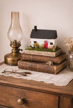 A tiny piece of Ireland, carved from reclaimed wood and memory. With its bright red door and wild, wind-strewn flowers, this handcrafted cottage captures the quiet soul of the countryside in a single, rustic glance! 18/8/7 cm!