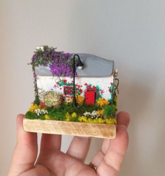 Capture the charm of the Emerald Isle with this handcrafted miniature cottage. A tiny rustic piece of Irish soul for your home.&nbsp; 8/7/6 cm.
