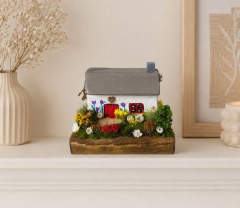 100% Handcrafted from reclaimed wood, painted with acrylic colours, this one-of-a-kind miniature Irish cottage captures every rustic detail.&nbsp; 9/7/7 cm.