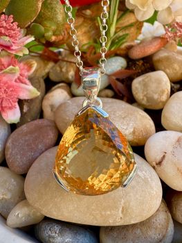 High Grade Brazilian Citrine&nbsp; Sterling Silver Necklace
Metal: Sterling Silver
Gem: Brazilian Citrine(Grade: AAAAA)
Stone size: 24mm x 22mm
Birthstone: November